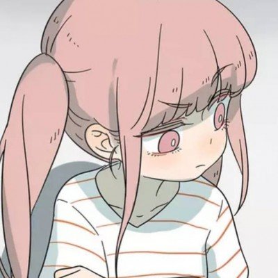 老人在绿化带扎篱笆种菜